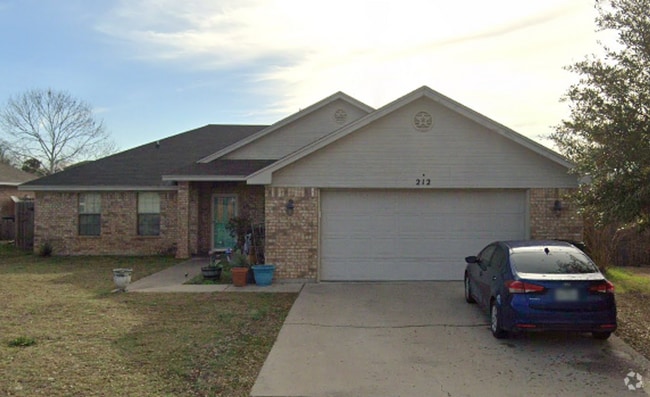 Building Photo - 212 Oak Ridge Dr Rental