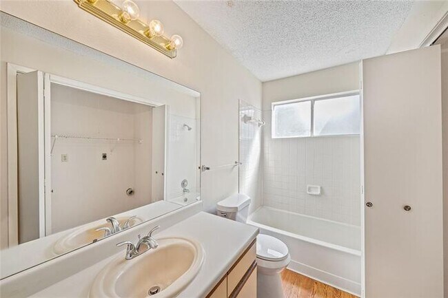 Photo - 1015 E Yager Ln