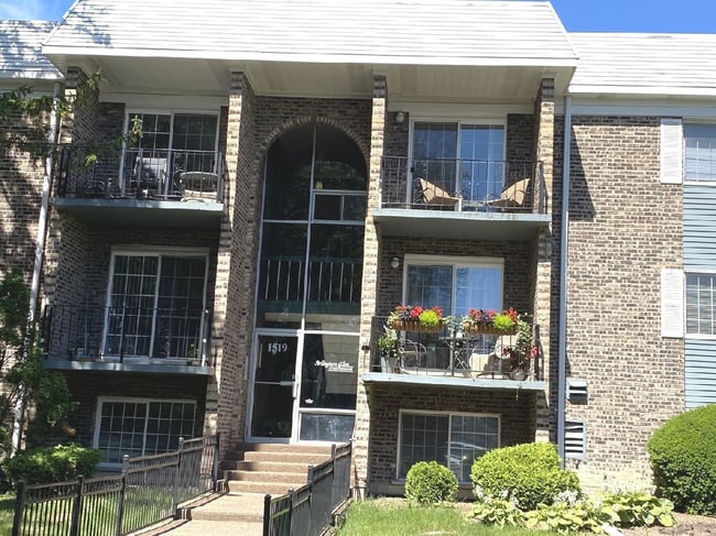 Building Photo - 1519 N Windsor Dr Unit #210