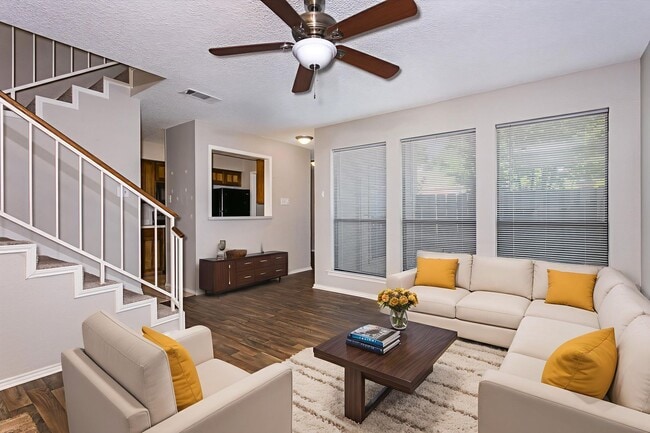 Building Photo - 2805 Meadow Park Dr Unit A