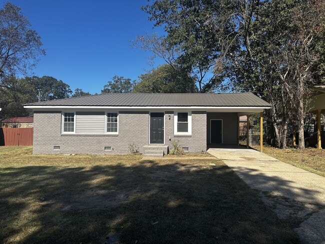 Building Photo - 3BR Home with Fresh Updates