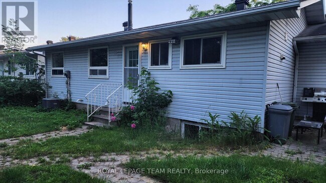 Photo - 1013 Cadboro Rd