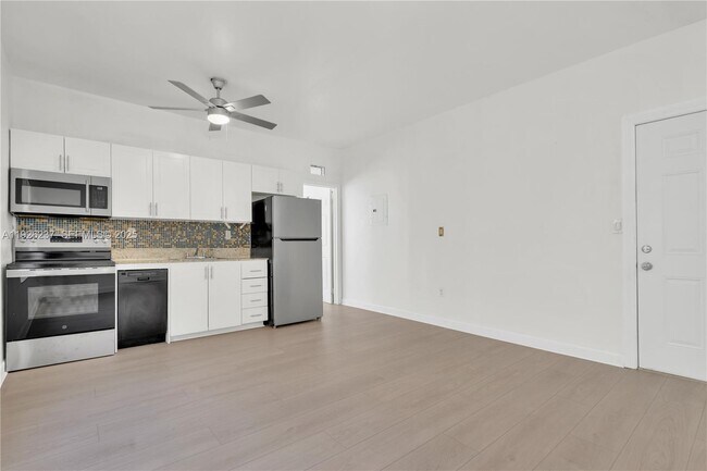 Photo - 963 SW 6th St Unit 2