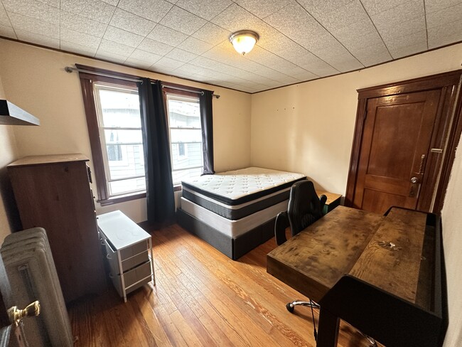 Building Photo - 142 W Adams St Unit 1