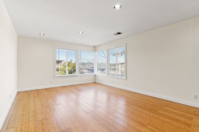 Building Photo - Simplify Your Life: Modern 2-Bed w/ Parkin... Unit 35 Rental