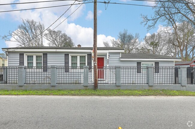 Building Photo - Renovated Home in the Heart of West Ashley!