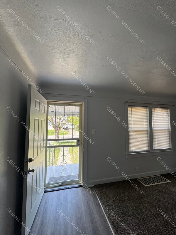 Photo - 839 Waldman Ave