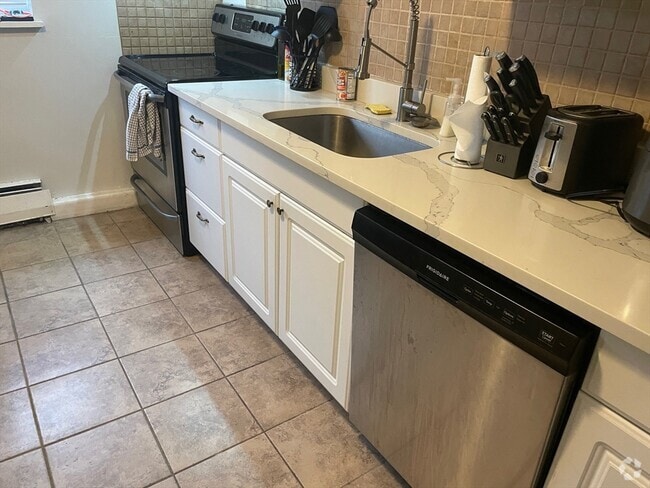 Building Photo - 51 Colborne Rd Unit 2 Rental