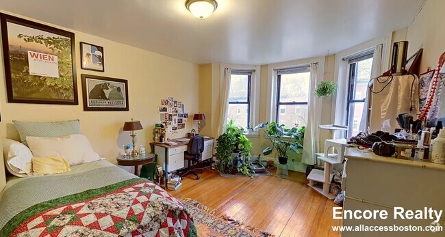 Building Photo - 69 S Huntington Ave Unit 3 Rental