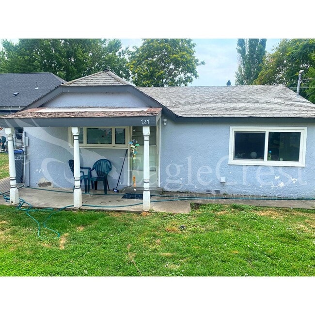 Photo - Comfortable 2-Bedroom Home with Fenced Yard & Washer/Dryer Hookups