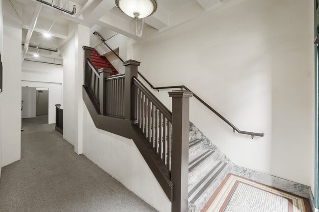 Beautiful, vintage layout and wide hallways - Hong Kong Apartments