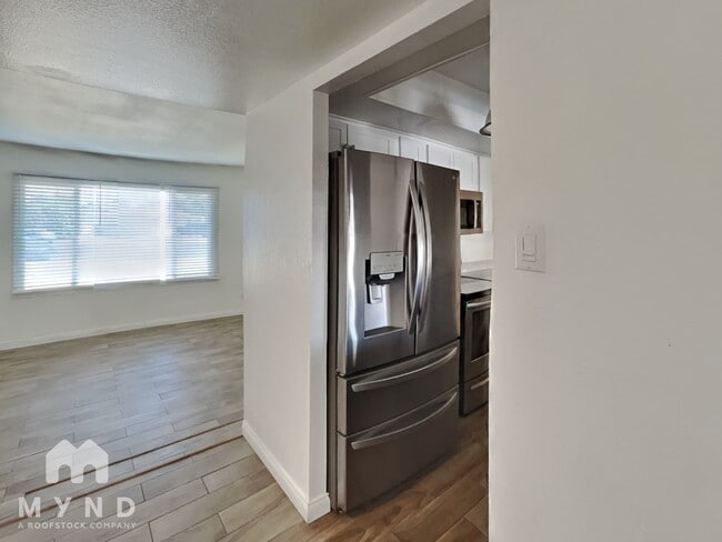 Photo - 400 E Greenway Dr