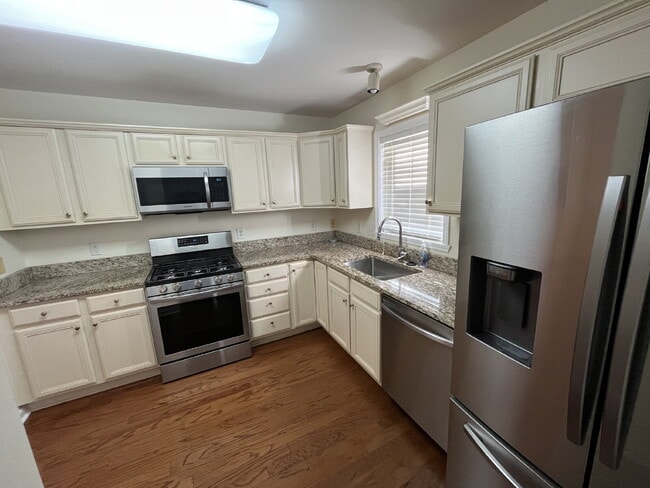 Photo - "Charming 3-Bed Townhouse with Granite Tou...