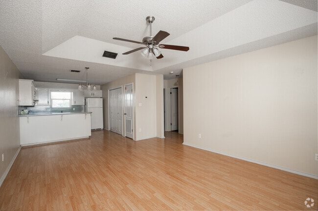 2BR, 1BA - 848SF - Living Area