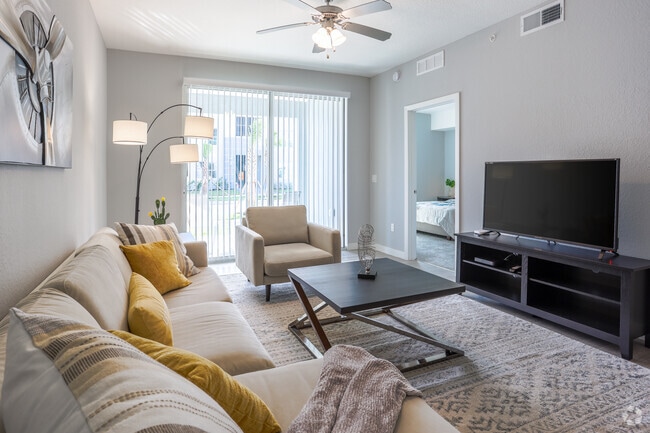 1BR, 1BA 827SF - Living Room