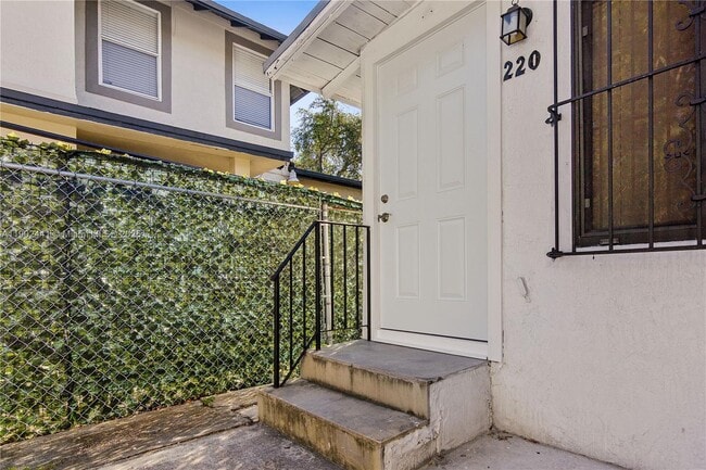 Building Photo - 218 SW 6th Ave Unit .