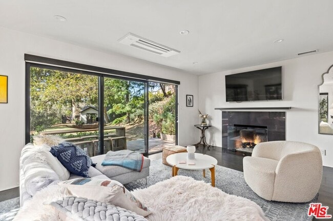 Building Photo - 5721 Valley Oak Dr