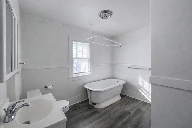 Photo - 704 W 1st St