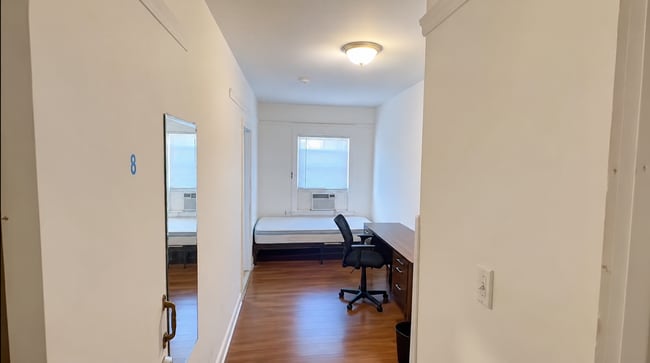 Building Photo - 1146 W 37th St Unit #8