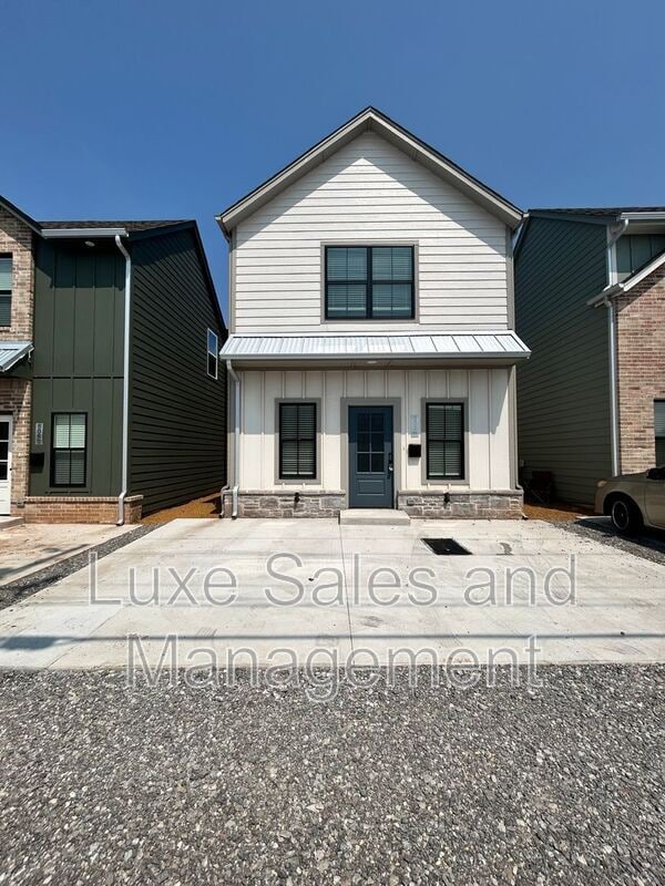 Building Photo - 604 W 2nd St