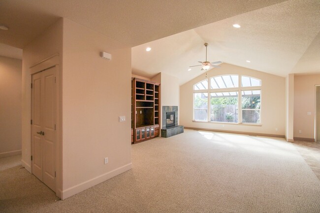 Photo - 3091 Kurt Dr NW