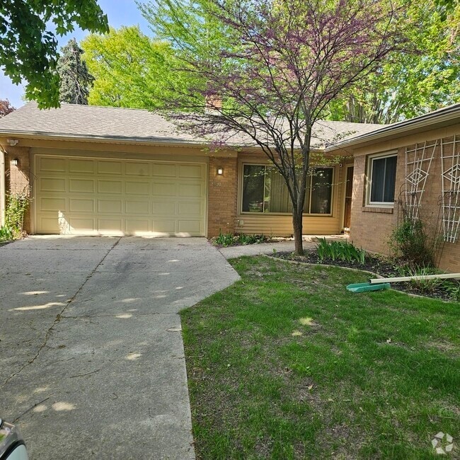 Building Photo - 2520 Guilford Rd Rental