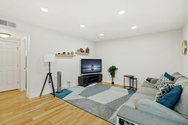 Photo - 5820 Berkman Dr Unit 216