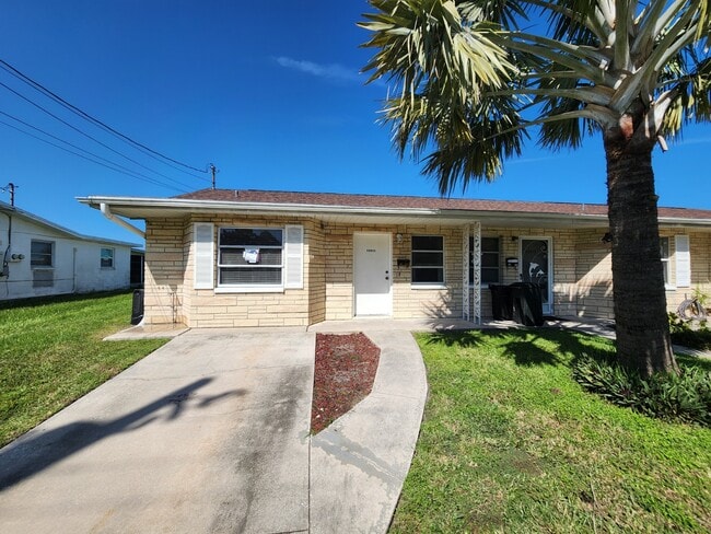 Building Photo - 12511 1st Is Unit 12511 Rental