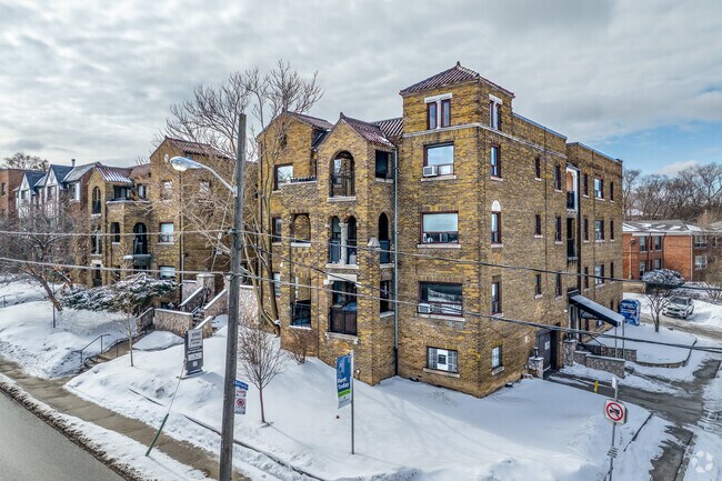 Photo - 1650 Bathurst St