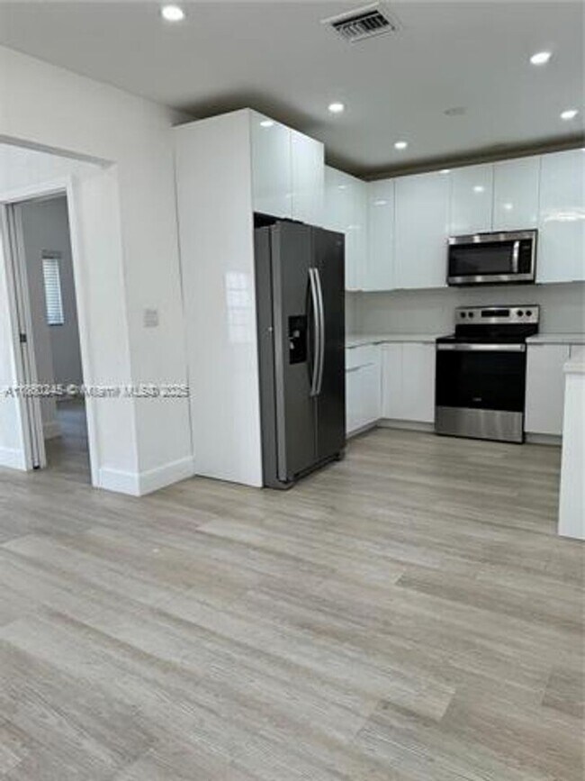 Photo - 695 NE 80th St Unidad 695 NE 80th St  695