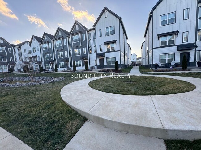 Building Photo - 700 N Dupont Ave