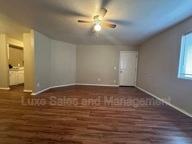 Photo - 6012 NW Expressway Unit D