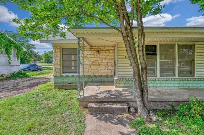 Building Photo - 3701 Parkwood St Unit 3703