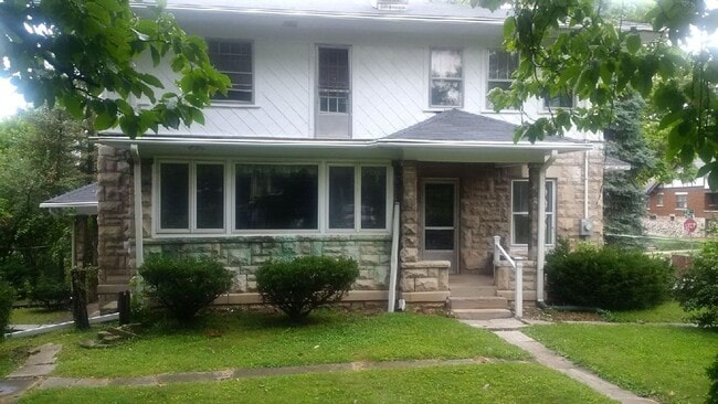 Photo - 324 E 2nd St