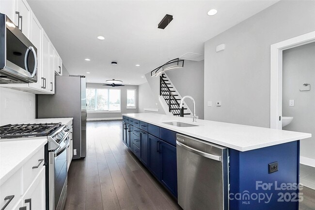 Photo - 1921 W Trade St