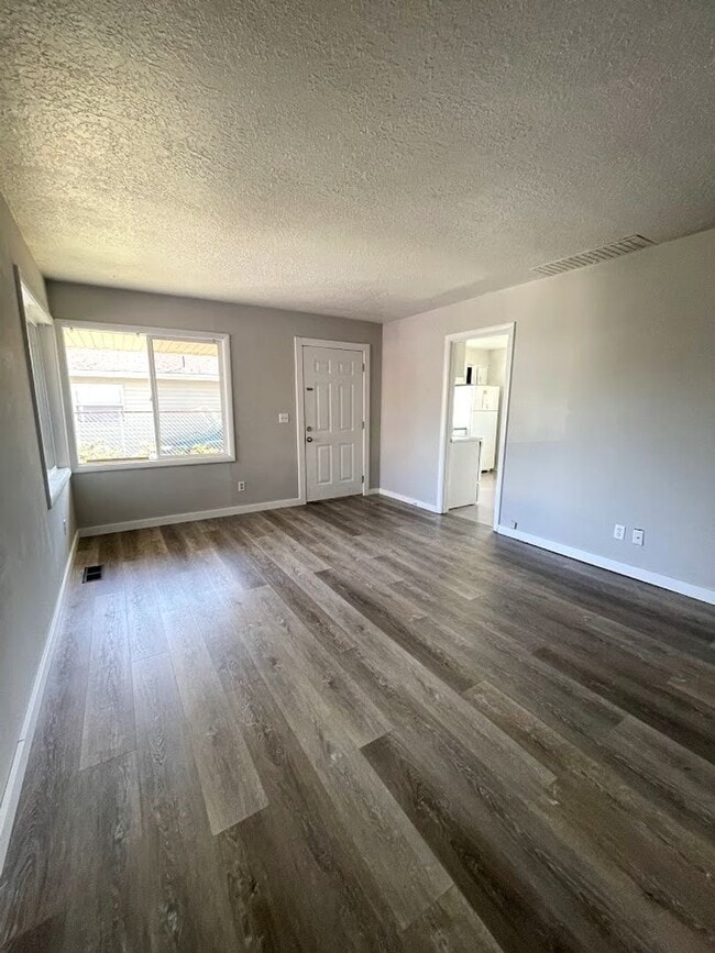 Photo - Large 2 Bed, 1 Bath Duplex Apartment with ...