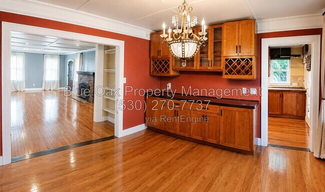 Photo - 687 E 8th St