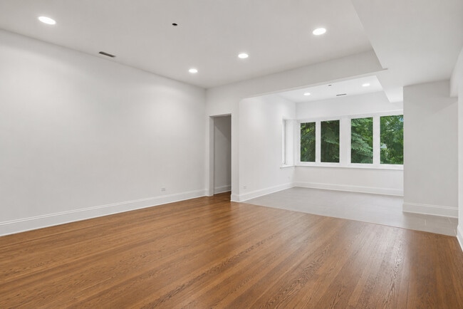 Photo - 6914 N Sheridan Rd