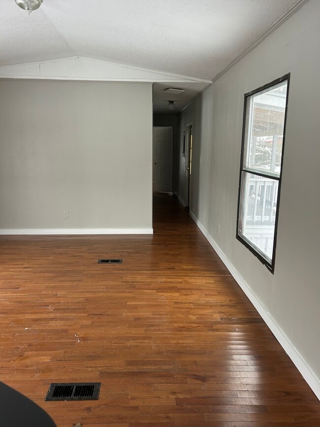 Sala de estar - 515 Vanzant Rd