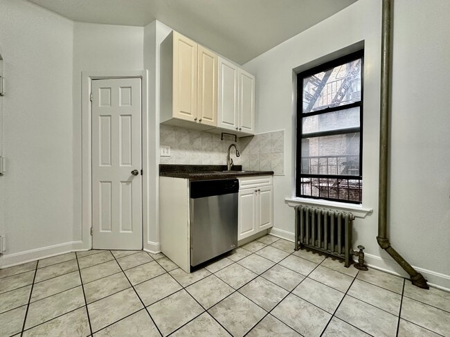 Photo - 401 E 68th St Unidad 4F