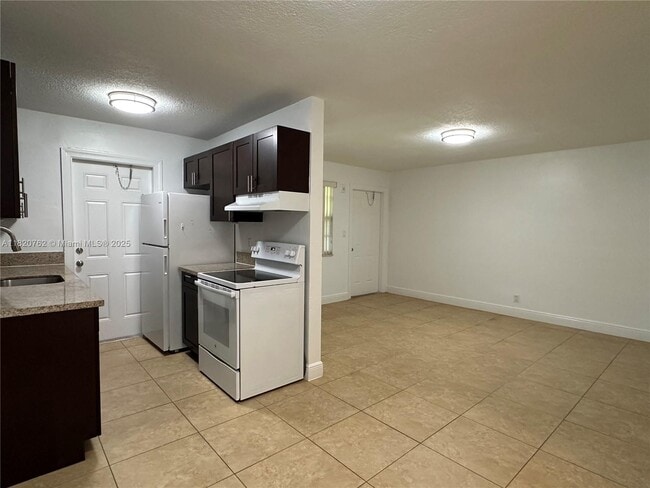 Photo - 2900 NE 17th Ave Apartment Unit 208