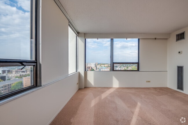 1BR, 1BA - 680SF - Living Room