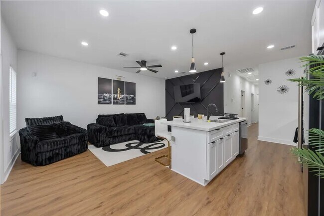 Photo - 205 Bolden St