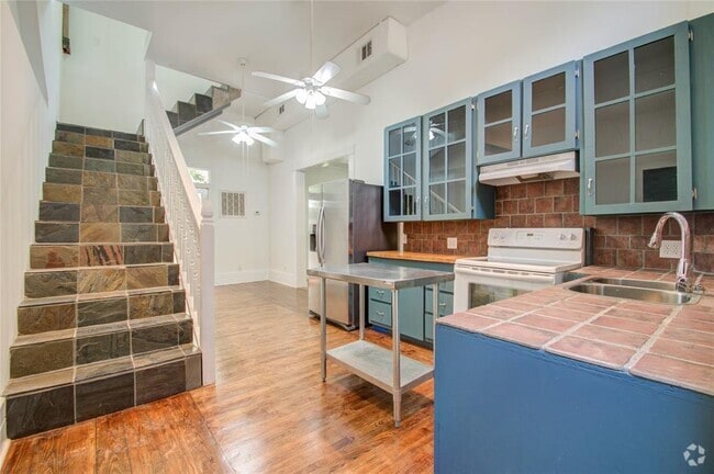 Building Photo - 5311 Palmetto St Unit C Rental