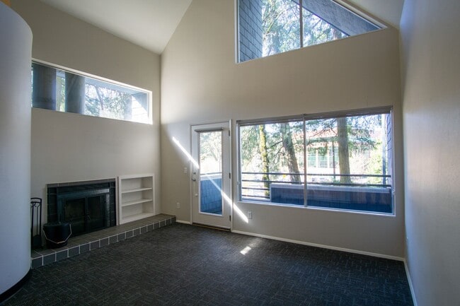 Building Photo - Fantastic Lake Oswego 2Bdr w/Fireplace, Dishwasher & W/D + Balcony Unit 4685-C