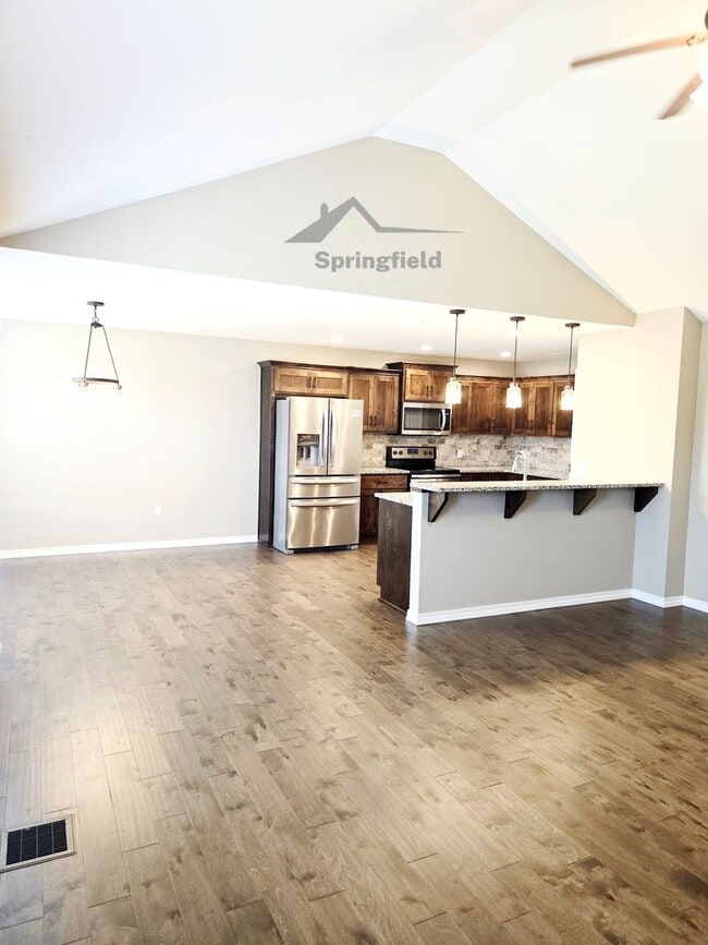 Building Photo - Republic -Newer w/ 3 Car Garage - Close To Republic High School