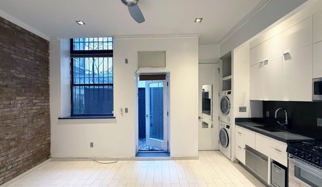 Building Photo - 204 E 75th St Rental