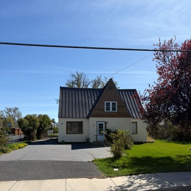 Building Photo - Clean, Updated Home with Large Yard in Klamath Falls