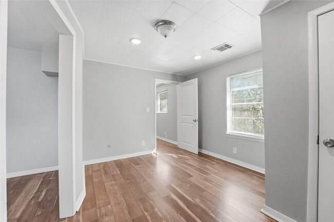 Photo - 6526 Linden St