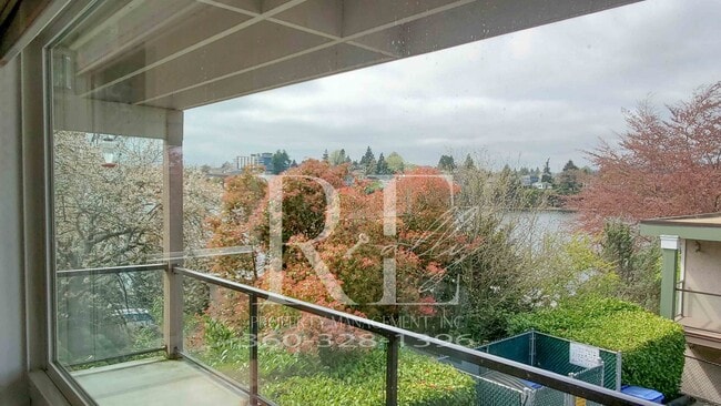 Building Photo - Modern Manette 1BR Condo with Private Pati... Unit 201